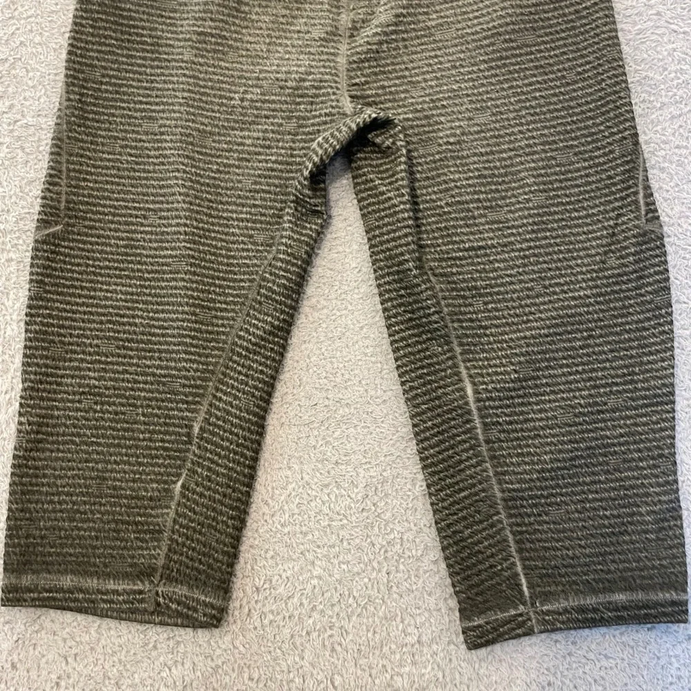Nike Yoga Dri-FIT 3/4 Pants Mens Small Olive Green Cropped Textured Joggers